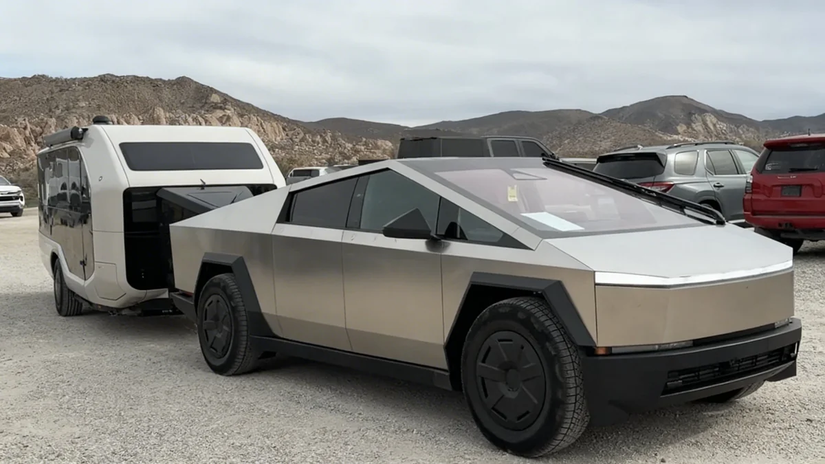 New EV Trailer Propels Itself to Solve Towing Range Anxiety